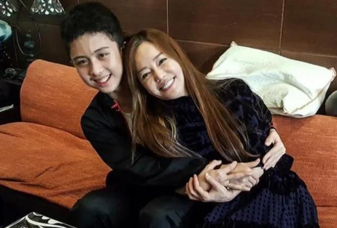 被畸形父母毁掉的星二代:拍婚纱照同床15年当众强吻30岁女儿(图2)