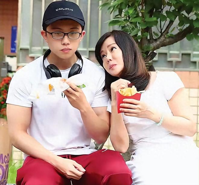 被畸形父母毁掉的星二代:拍婚纱照同床15年当众强吻30岁女儿(图3)