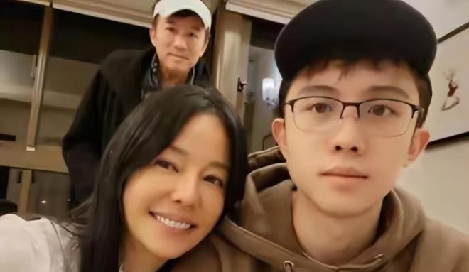 被畸形父母毁掉的星二代:拍婚纱照同床15年当众强吻30岁女儿(图4)