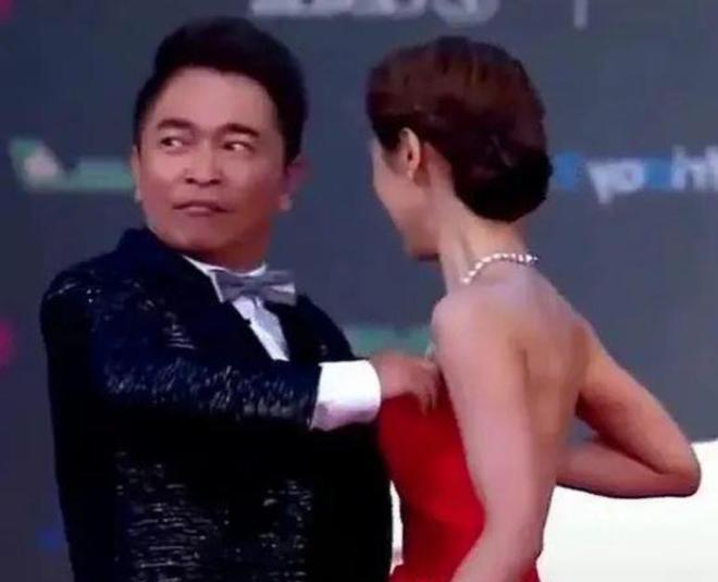 被畸形父母毁掉的星二代:拍婚纱照同床15年当众强吻30岁女儿(图6)