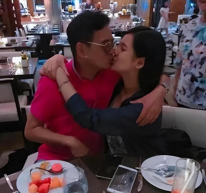 被畸形父母毁掉的星二代:拍婚纱照同床15年当众强吻30岁女儿(图10)