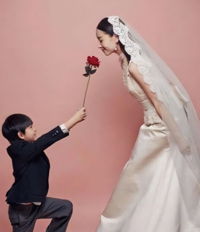 被畸形父母毁掉的星二代:拍婚纱照同床15年当众强吻30岁女儿(图12)