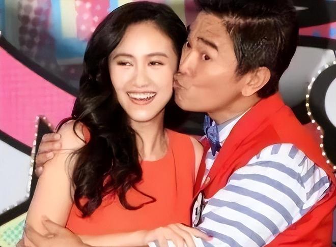 被畸形父母毁掉的星二代:拍婚纱照同床15年当众强吻30岁女儿(图11)