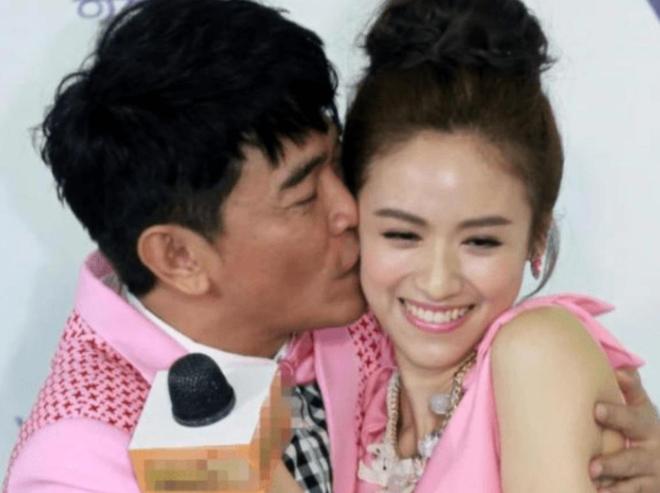 被畸形父母毁掉的星二代:拍婚纱照同床15年当众强吻30岁女儿(图16)