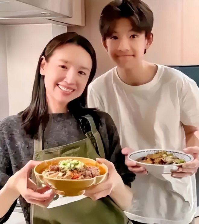 被畸形父母毁掉的星二代:拍婚纱照同床15年当众强吻30岁女儿(图15)