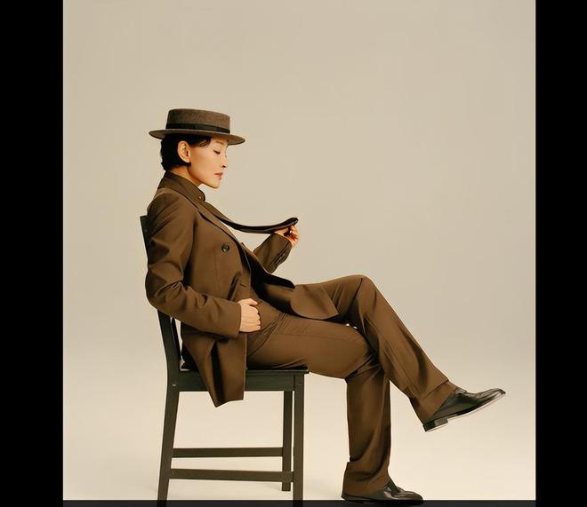 陈冲母女上演写真大片宛如姐妹花幸福感十足!(图1)