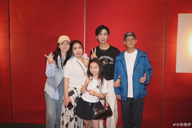 董璇张维伊晒结婚照两人身穿多套礼服搂腰、撑伞对视；此前男方被网友吐槽婚前深情、婚后失责纷纷劝离婚(图1)