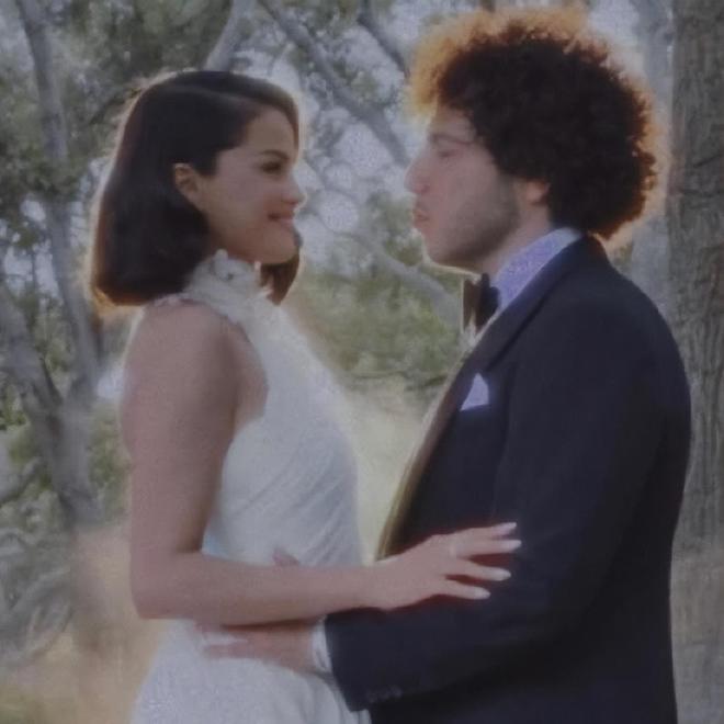 赛琳娜发布婚纱照官宣结婚泰勒斯威夫特到场参加婚礼(图3)