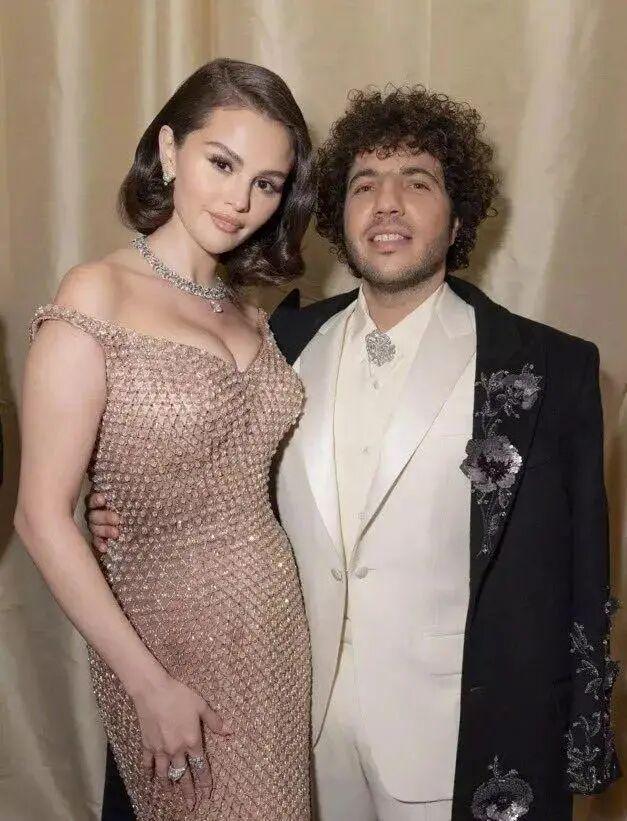 易倍:明星夫妻举行婚礼婚纱照公开!网友:意难平……(图2)