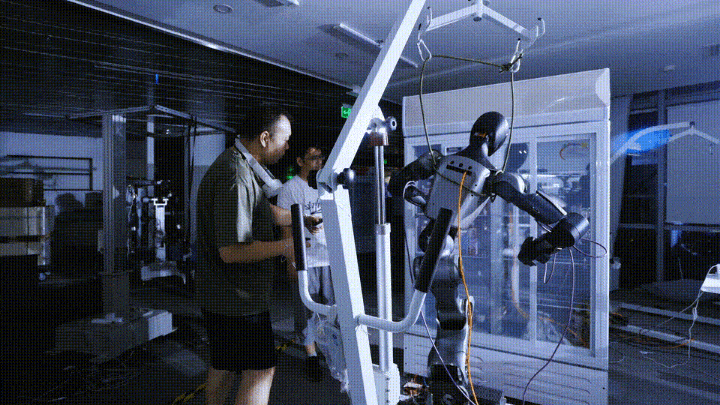 易倍：具身智能猛将再狂揽近6亿融资！机器人Moz1卷入办公室全力冲刺万亿赛道(图7)