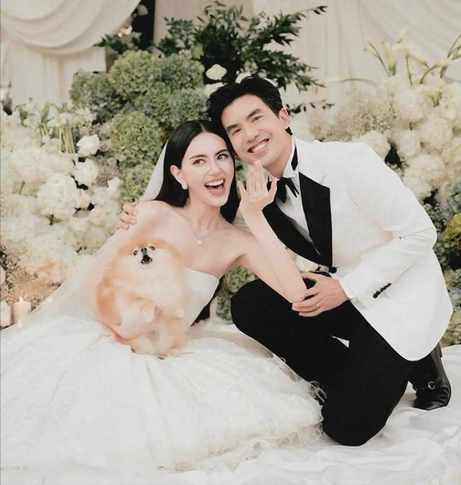 易倍EMC平台：泰国顶流mai大婚钻戒15克拉坐拥8000平米地相恋7年多次催婚(图1)