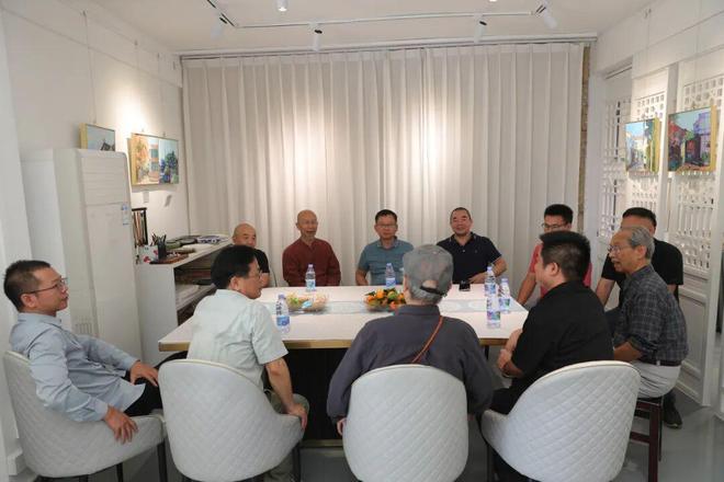 易倍网站：张宇东“唐家印象”主题作品展广州开展蓝调画笔勾勒古镇非遗韵味(图2)