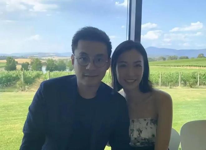 霍启仁婚礼现场曝光：新娘五官神似婆婆朱玲玲小腹隆起孕相明显(图2)