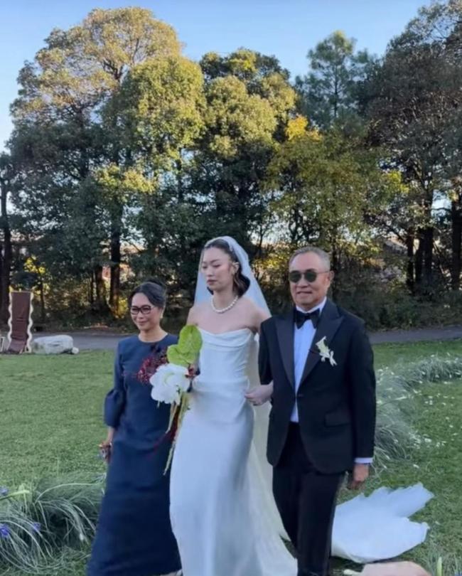 易倍网站:霍震霆朱玲玲霍启刚现身霍启仁婚礼低调雪山浪漫完婚(图1)