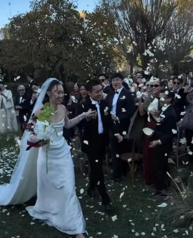 易倍网站:霍震霆朱玲玲霍启刚现身霍启仁婚礼低调雪山浪漫完婚(图6)