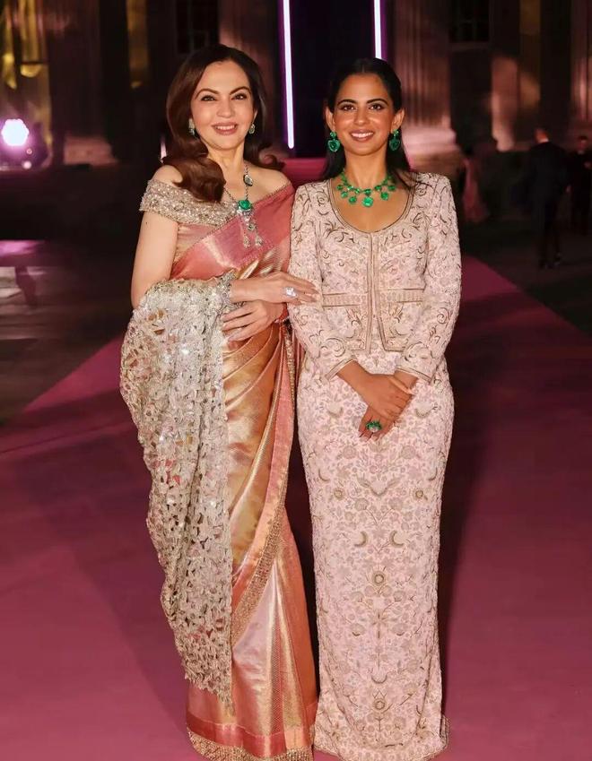 43亿婚礼只是开场！印度首富妻女炫富刷屏珠宝论斤戴座驾搭防弹(图2)