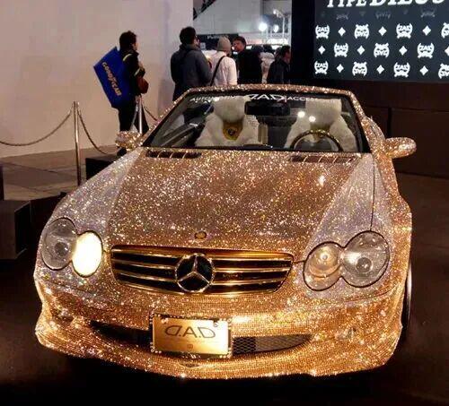 43亿婚礼只是开场！印度首富妻女炫富刷屏珠宝论斤戴座驾搭防弹(图3)