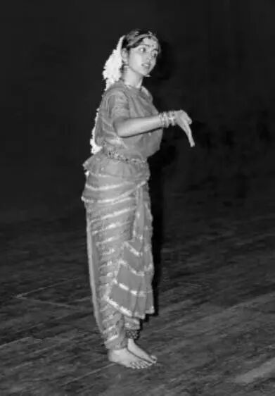 43亿婚礼只是开场！印度首富妻女炫富刷屏珠宝论斤戴座驾搭防弹(图4)