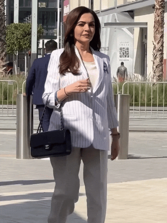 43亿婚礼只是开场！印度首富妻女炫富刷屏珠宝论斤戴座驾搭防弹(图7)