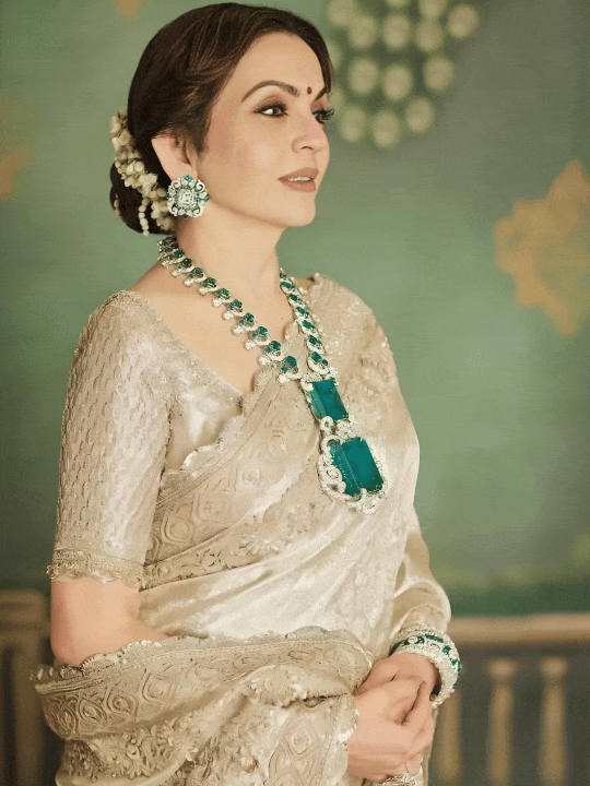 43亿婚礼只是开场！印度首富妻女炫富刷屏珠宝论斤戴座驾搭防弹(图8)