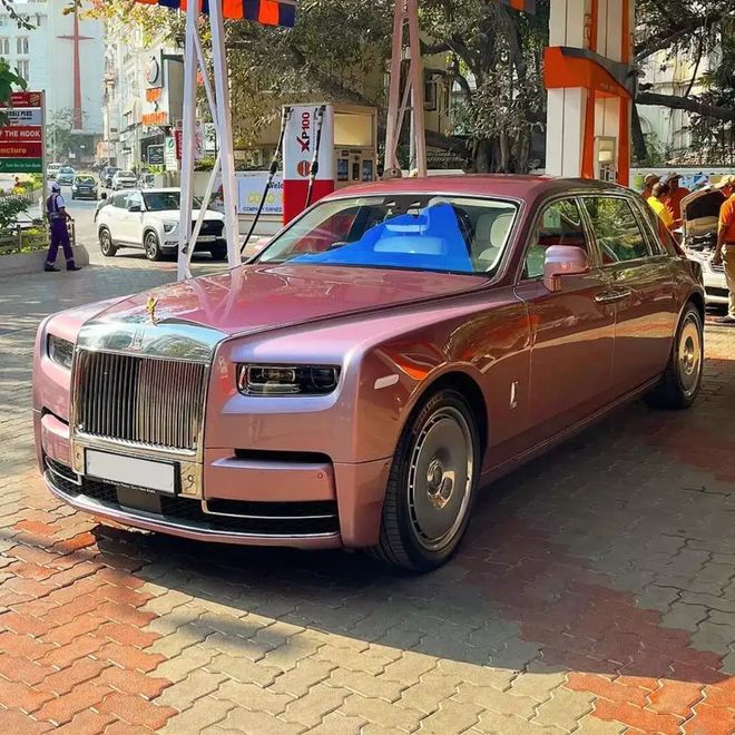 43亿婚礼只是开场！印度首富妻女炫富刷屏珠宝论斤戴座驾搭防弹(图12)