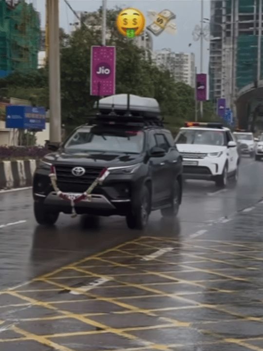 43亿婚礼只是开场！印度首富妻女炫富刷屏珠宝论斤戴座驾搭防弹(图20)