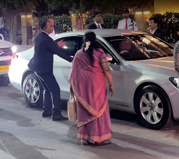 43亿婚礼只是开场！印度首富妻女炫富刷屏珠宝论斤戴座驾搭防弹(图16)