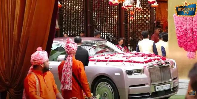 43亿婚礼只是开场！印度首富妻女炫富刷屏珠宝论斤戴座驾搭防弹(图15)