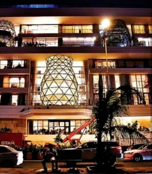 43亿婚礼只是开场！印度首富妻女炫富刷屏珠宝论斤戴座驾搭防弹(图23)