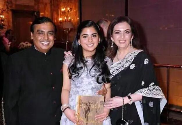 43亿婚礼只是开场！印度首富妻女炫富刷屏珠宝论斤戴座驾搭防弹(图22)