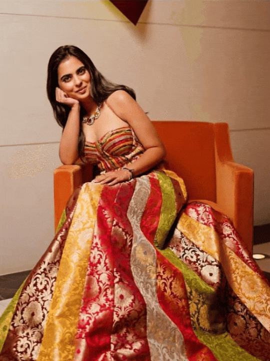 43亿婚礼只是开场！印度首富妻女炫富刷屏珠宝论斤戴座驾搭防弹(图25)