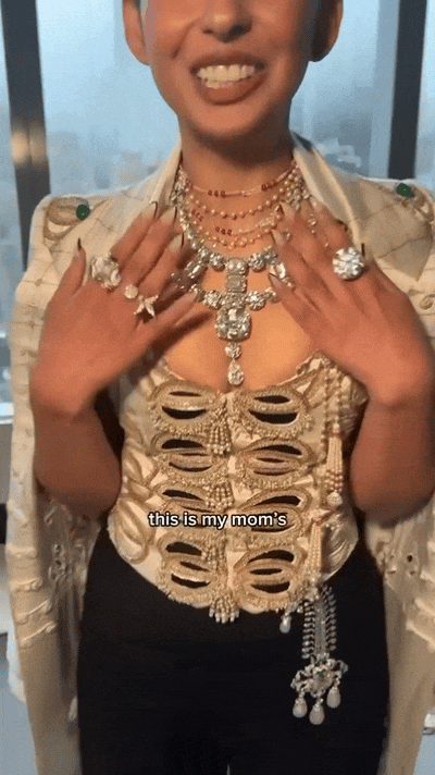 43亿婚礼只是开场！印度首富妻女炫富刷屏珠宝论斤戴座驾搭防弹(图24)