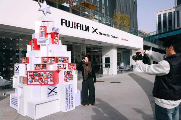 用一张照片告别2025:富士胶片X-SPACE三城点亮影像之树(图1)