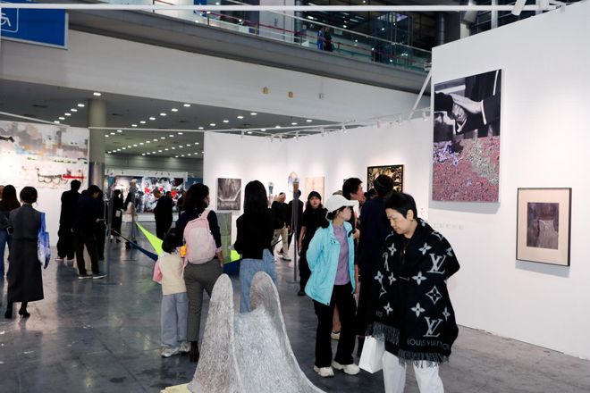 以“临时性永恒”重构城市时间哲学：第六届深圳当代艺术双年展在深圳举办(图2)