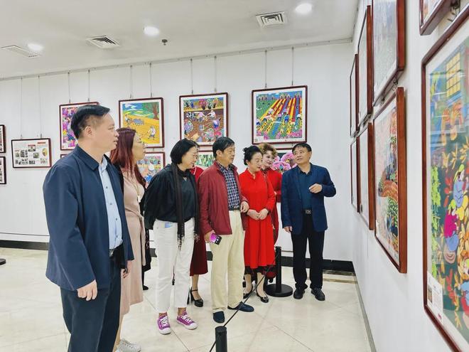 易倍EMC平台：从田间到世界！辛集农民画再出圈→(图11)