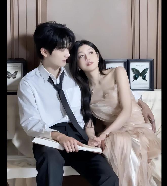 易倍：周柯宇写真大片互相偎依氛围感十足！(图1)