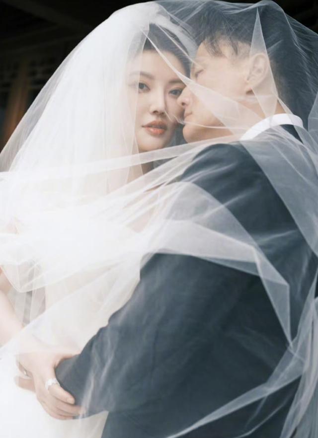 恭喜!演员徐冬冬尹子维婚纱照曝光2月在女方老家哈尔滨办婚礼(图1)