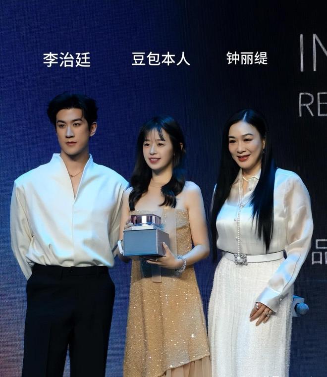 易倍网站:芭莎艺术之夜被深V“裹”身的钟丽缇惊艳天生媚骨腰臀比绝了(图4)