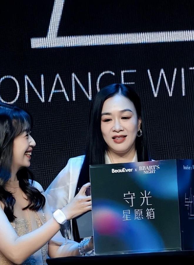 易倍网站：芭莎艺术之夜被深V“裹”身的钟丽缇惊艳天生媚骨腰臀比绝了(图5)