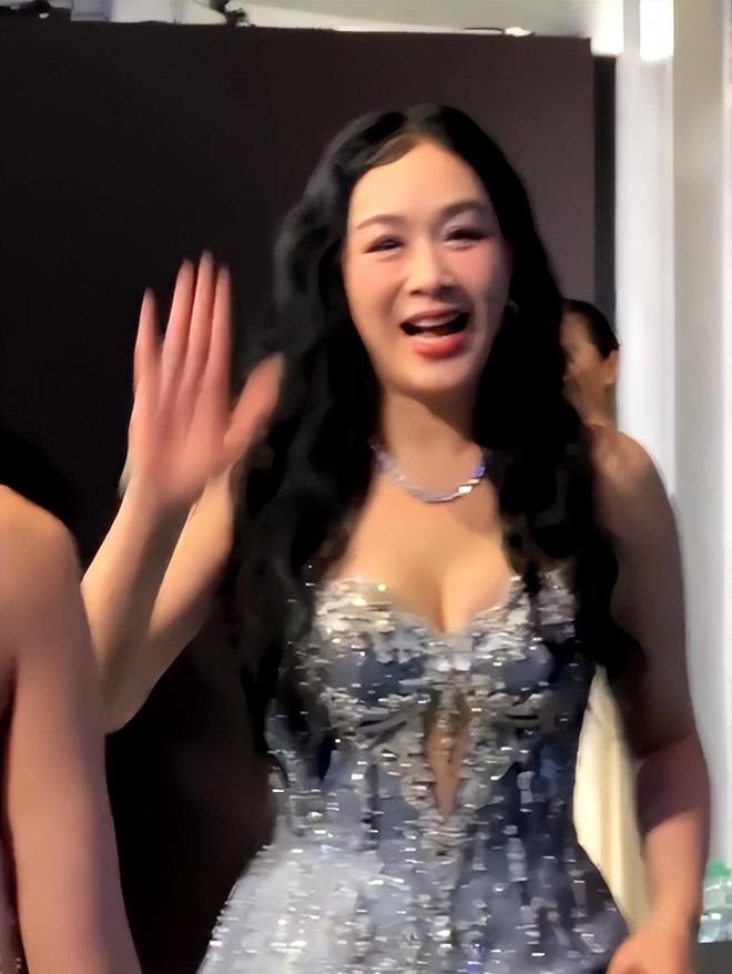 易倍网站:芭莎艺术之夜被深V“裹”身的钟丽缇惊艳天生媚骨腰臀比绝了(图6)