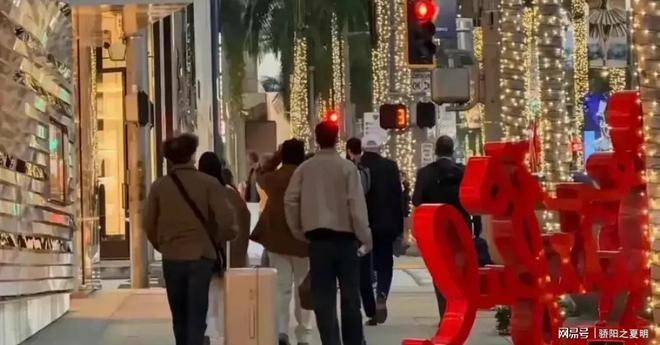 易倍EMC平台:林俊杰官宣恋情!小女友被拍身形丰满孕相足去年已悄悄穿婚纱(图2)