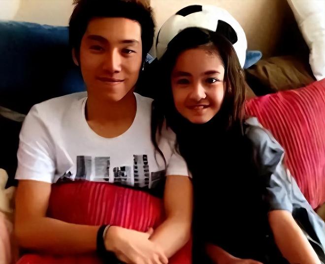 易倍网站：8岁爱上老师12岁官宣恋爱承诺长大就结婚的两人还在一起吗？(图1)