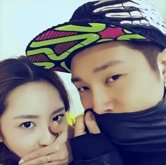 易倍网站：8岁爱上老师12岁官宣恋爱承诺长大就结婚的两人还在一起吗？(图2)