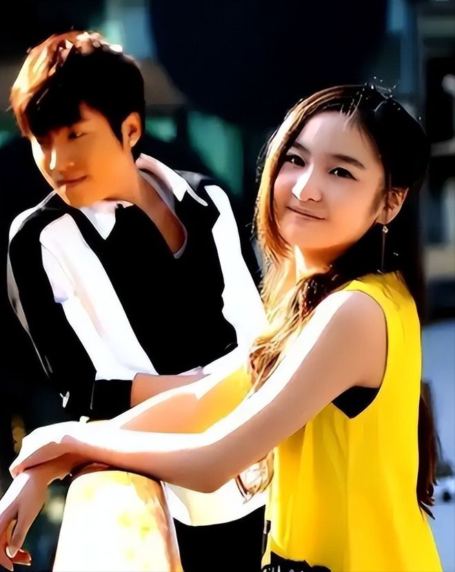 易倍网站：8岁爱上老师12岁官宣恋爱承诺长大就结婚的两人还在一起吗？(图4)